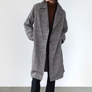 A Houndstooth pattern Fall / Winter Coat